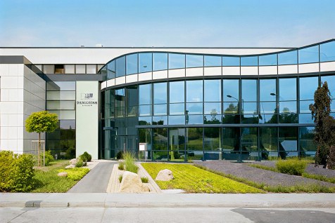 Der Eingang von H.O. Schlüter Metallbau in der Industriestraße 10 in Lübz mit geschwungener Glasfassade